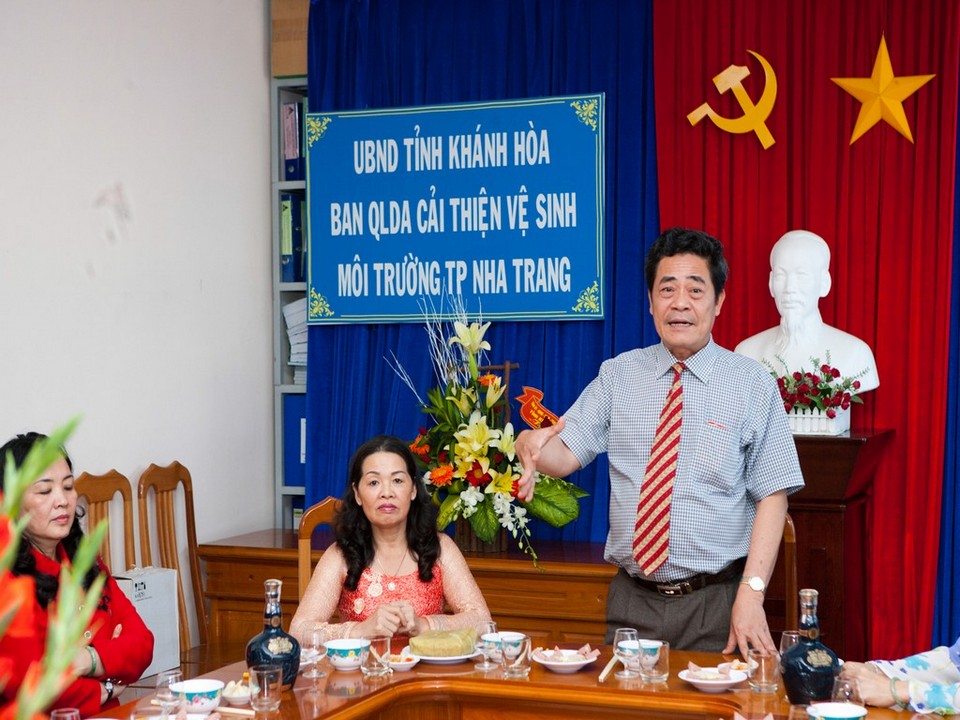 Dong chi Bi thu tham va chuc Tet BQLDA 2014.jpg